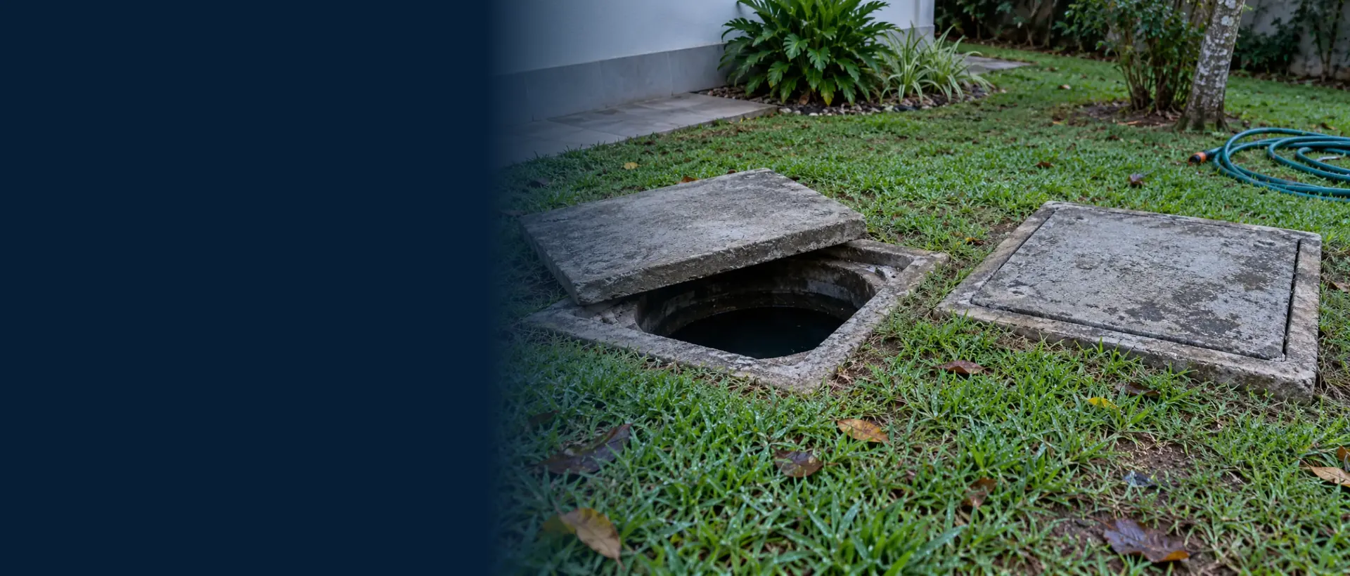 Tampas da fossa séptica e do filtro anaeróbio lado a lado no gramado