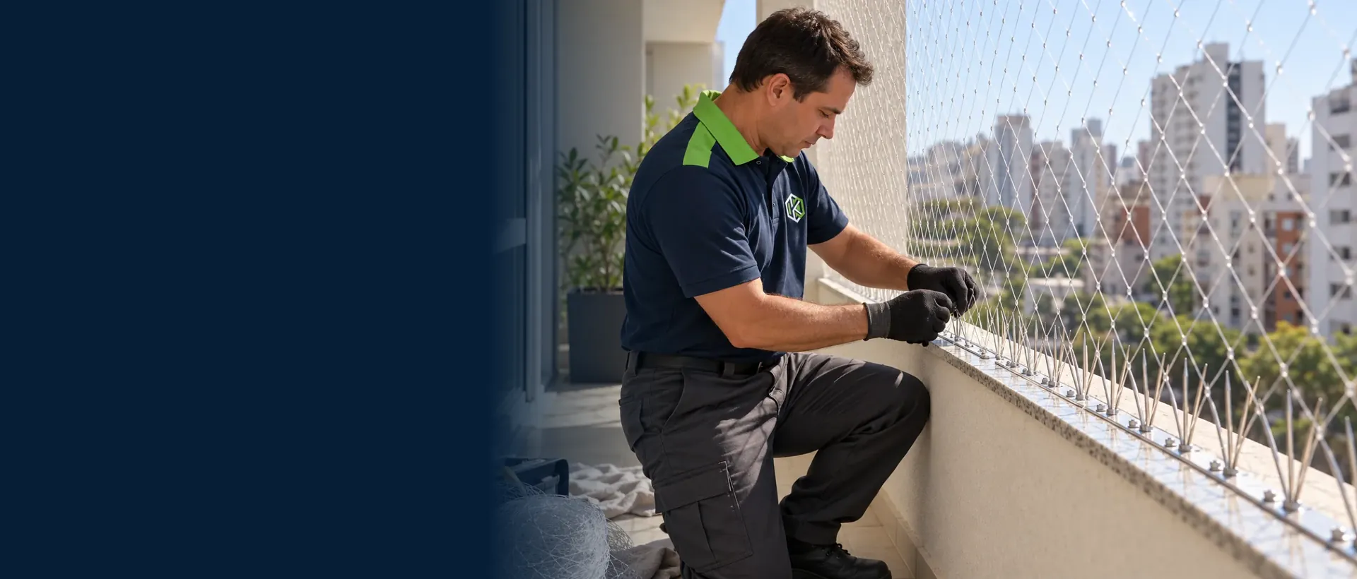 Técnico instalando tela de proteção contra pombos na sacada, com espículas no parapeito